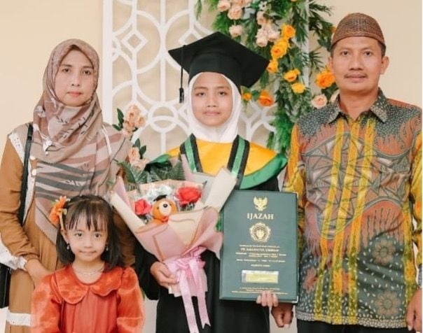 Puspita Febry Damayanti bersama kedua orang tuanya. Ia berhasil menembus prodi terketat, S-1 Keperawatan, Fakultas Kedokteran Unesa jalur SNBP 2025. Prestasi dan strategi belajarnya bisa dicontoh.