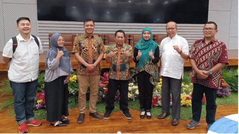 Tim dosen Unesa yang berada di balik inovasi Alphabet Wooden Book Bilingual.