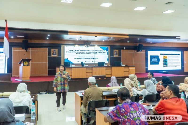 UNESA berkomitmen meningkatkan kualitas layanan dan produk makanan melalui pelatihan peningkatan kapasitas.