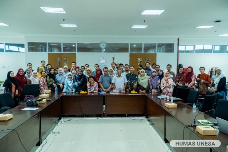 Narasumber dan peserta bersama segenap pakar dan jajaran Direktorat Disabilitas Universitas Negeri Surabaya.