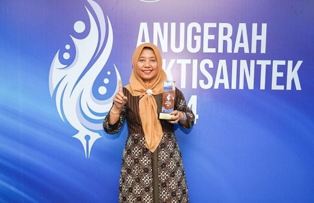 Dekan Fisipol, Wiwik Sri Utami menunjukkan penghargaan, buah dari komitmen dan kerja keras seluruh jajaran unit kerja, dan civitas selingkung fakultas yang ia pimpin.