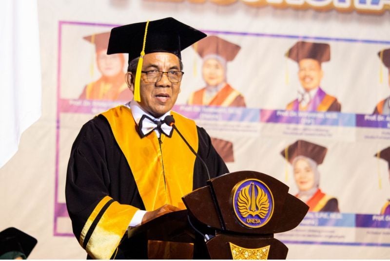 Prof. Syamsul Sodiq menyampaikan orasi pengukuhan guru besar berjudul �Peran Bahasa Indonesia dalam Menyikapi Pengunaan Artificial Intelligence untuk Penulisan Ilmiah.�