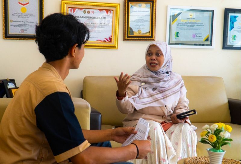 Guru besar Fakultas Ilmu Sosial dan Ilmu Politik (Fisipol), Mutimmatul Faidah sebagai narasumber, bersama Lutfi Akbar, mahasiswa sebagai moderator dalam episode pertama �Ngabuburit Bareng PPIS.�
