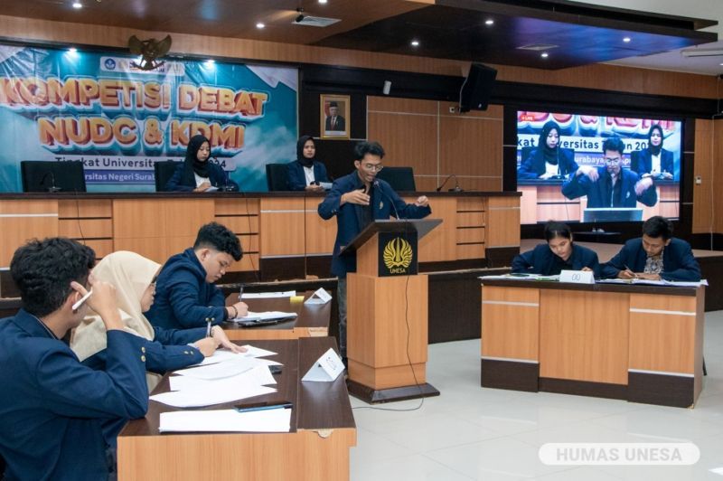 Suasana persaingan peserta National University Debating Championship 2024 UNESA pada Selasa, 2 April 2024