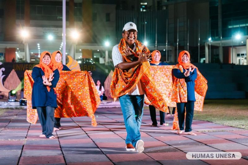 Rektor UNESA Cak Hasan menunjukkan kemampuan tari bersama srikandi penari dari PUI Seni Budaya dan Fakultas Bahasa dan Seni (FBS).