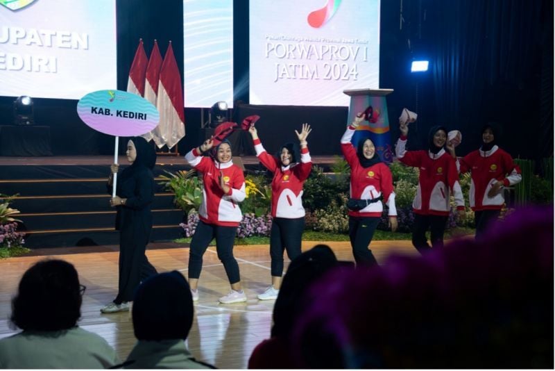 Perwakilan delegasi dari Kabupaten Kediri hadiri pembukaan bersama ratusan atlet dan pelatih delegasi kabupaten dan kota lainnya.