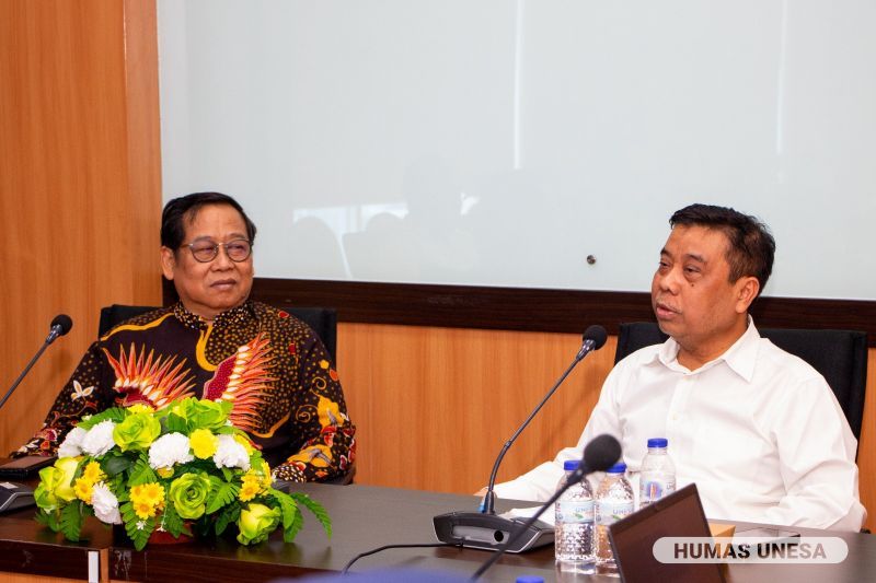 Prof. Dr. Madlazim, M.Si bersama Dr. Mohamad Yunus, S.S., M.A. dalam kesempatan diskusi