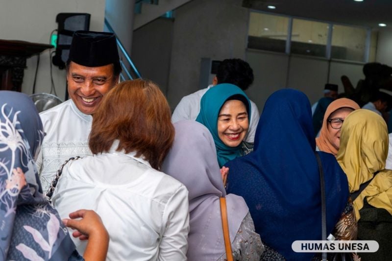 Rektor Unesa Cak Hasan bersama rektor senior, dan jajaran wakil rektor Unesa bersalam-salaman dengan seluruh civitas selingkung kampus ‘Growing with Character.’