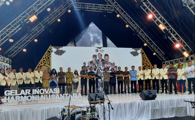 Wakil Unesa Prof. Dr. Endang Susantini berfoto bersama rektor UKSW dan para wakil Perguruan Tinggi Co-Host.