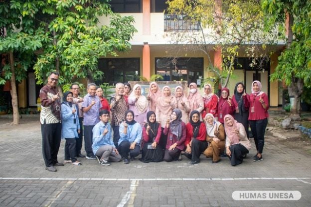 Pimpinan dan guru Labschool bersama Prof Mokhtar usai sesi sharing dan seminar.