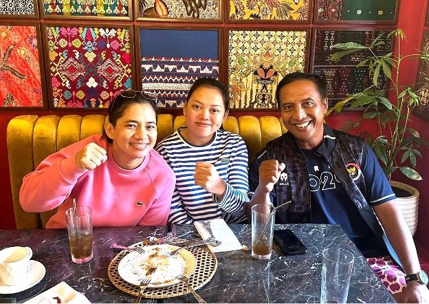 Rektor Cak Hasan (kanan) bersama Leani Ratri Oktila (paling kiri-pink) di Paris.