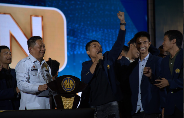 Deputi Bidang Sosial, Budaya, dan Pemberdayaan Masyarakat IKN, Alimuddin berdialog langsung dengan mahasiswa UNESA dalam sesi IKN Goes to Campus.