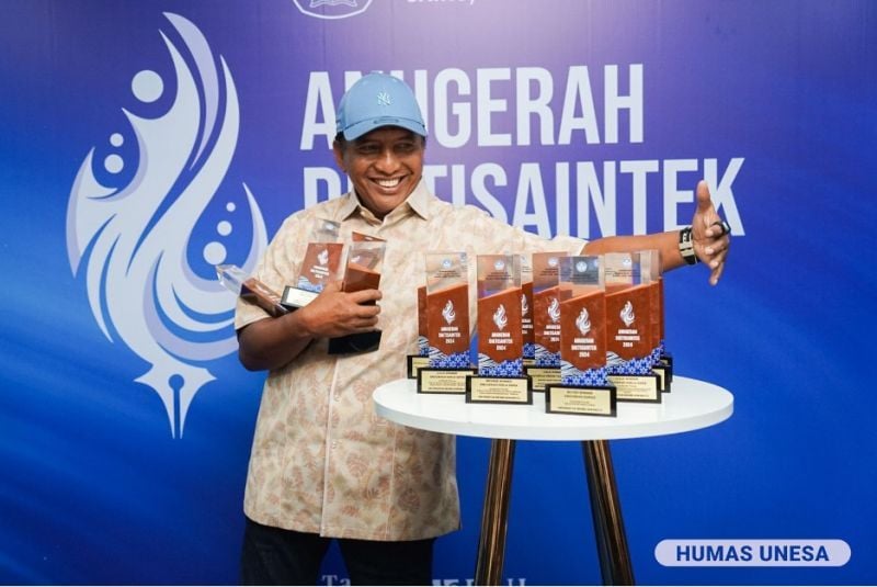 CAPAIAN GEMILANG: Rektor UNESA Cak Hasan pamer 14 penghargaan dalam Anugerah Diktisaintek 2024.