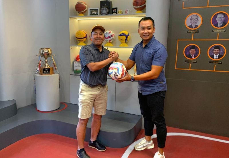Wakil Rektor IV Unesa, Dwi Cahyo Kartiko (kiri) bersama Pelatih Fisik Timnas U-17, Sofie Imam Faizal (kanan) dalam pertemuan yang berlangsung di FIKK Unesa.