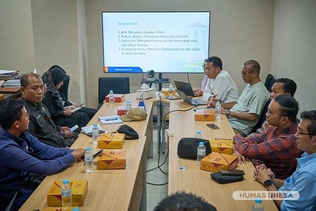 Tim UTBK Unesa berkoordinasi dengan sejumlah mitra dari unsur kepolisian, PLN, hingga provider internet Telkom dan Biznet di Rektorat Unesa.