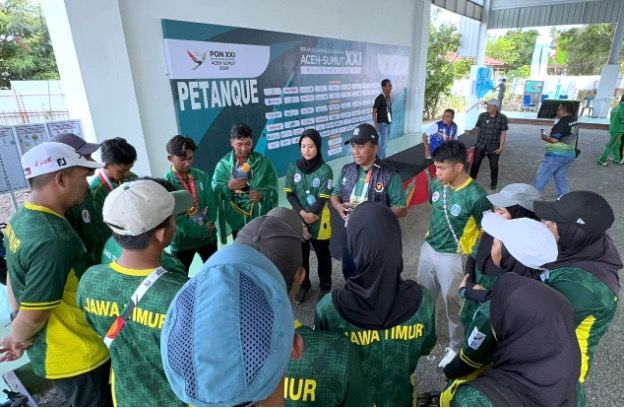 Sebagai ketua pelatih, Rektor UNESA Cak Hasan memberikan pengarahan dan motivasi kepada para atletnya agar tetap menunjung tinggi sportivitas dan menjadikan PON sebagai sarana untuk terus meningkatkan kemampuan.