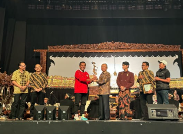Rektor Unesa Cak Hasan dan Rektor Unindra, Sumaryono serah terima wayang kulit simbol kolaborasi melestasikan seni-budaya nusantara.