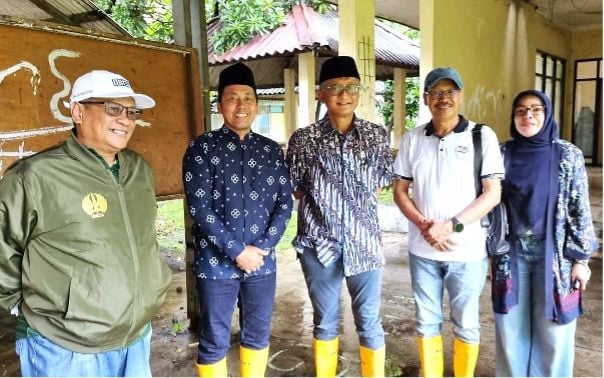 Jajaran pimpinan Unesa; Wakil Rektor I, Martadi; Wakil Rektor II, Bachtiar Syaiful Bachri; Wakil Rektor IV, Dwi Cahyo Kartiko, dan tim mendampingi Menteri PU, Dody Hanggodo saat peninjauan Kampus Gedangan.