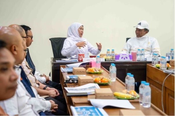 Pimpinan Unesa dan gubernur Jatim serta jajarannya berdiskusi seputar konsep dan sistem pelaksanaan Sekolah Rakyat di kampus ‘Satu Langkah di Depan.’