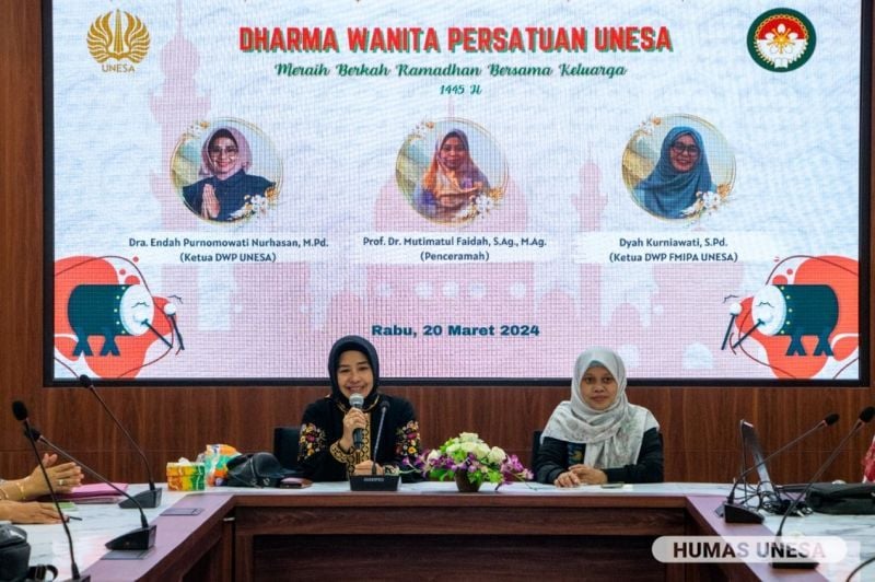 Ketua DWP UNESA menyampaikan beberapa penguatan dalam Tausiah Ramadan
