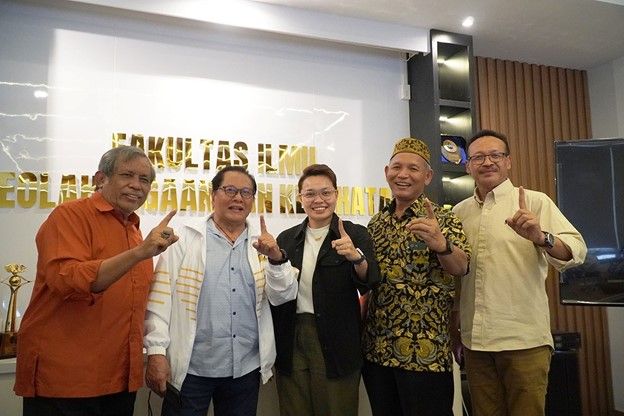 Apriyani Rahayu bersama pimpinan dan guru besar UNESA.