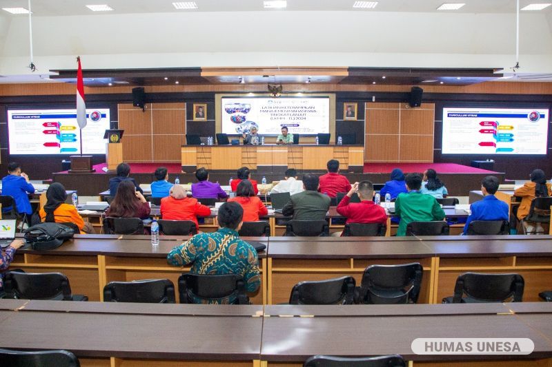 Pelatihan ini dihadiri puluhan mahasiswa dari berbagai perguruan tinggi se-Indonesia.