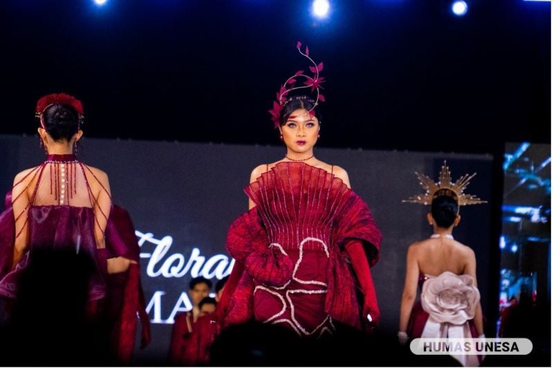 Fashion Show menjadi ajang unjuk karya busana para desainer muda berbakat Fakultas Vokasi Unesa.