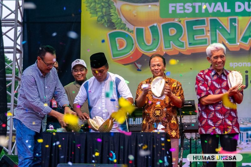 Pembukaan Festival Durenan Rek oleh jajaran pimpinan yang dihadiri civitas dan keluarga besar Unesa