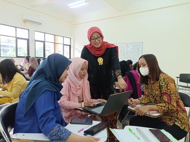 Ayunita Leliana, S.S., M.Pd., dosen Sastra Inggris memandu cara menulis dan mengalisis surat-surat Kartini dalam kelas Reading for Research.