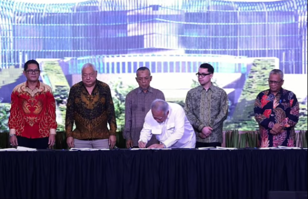 Direktur OIKN, Mochamad Basuki Hadimuljono (putih) menandatangani PKS dengan lima badan usaha atau pihak investasi, salah satunya Unesa yang diwakili Wakil Rektor II Bidang Hukum, Ketatalaksanaan, Keuangan, Sumber Daya, dan Usaha, Bachtiar Syaiful Bachri.