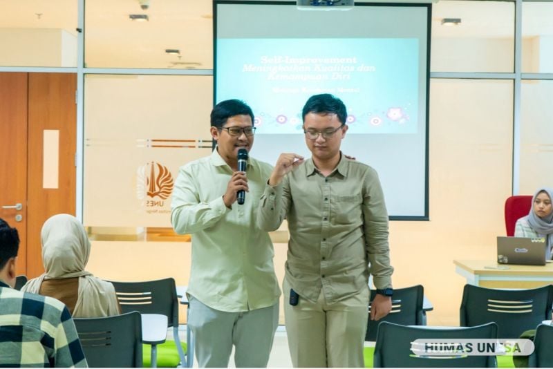 Pemateri dan peserta memperagakan beberapa cara meningkatkan kesehatan mental melalui kiat yang sederhana.