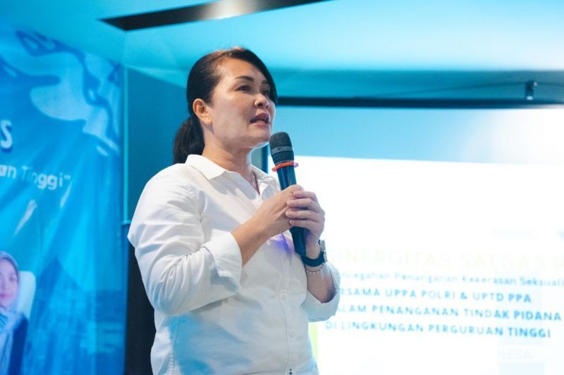 Sesi materi dengan AKP Rina Shanty Nainggolan, Kanit PPA Satreskrim Polrestabes Surabaya.