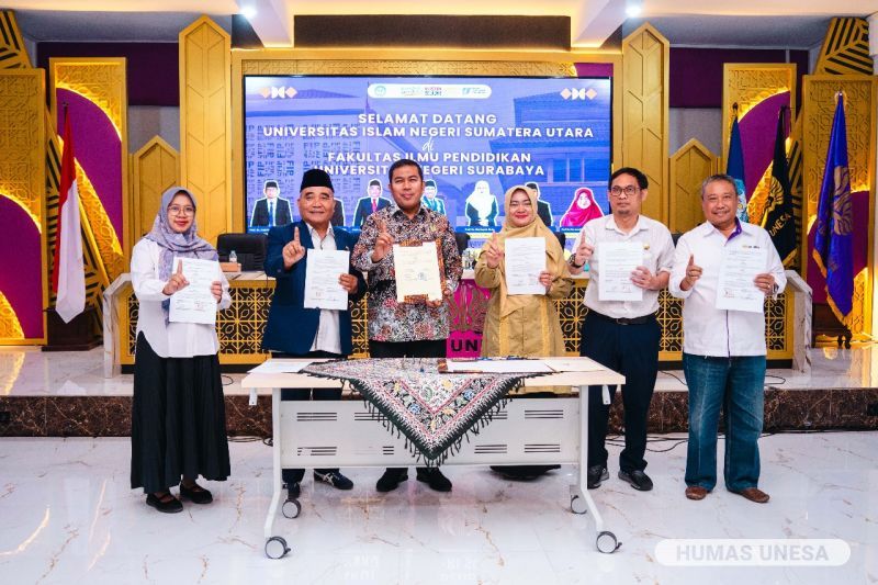Pimpinan FIP dan Koorprodi S-2 Teknologi Pendidikan Unesa bersama pimpinan UINSU Medan menunjukkan dokumen kerja sama yang baru saja ditandatangani.