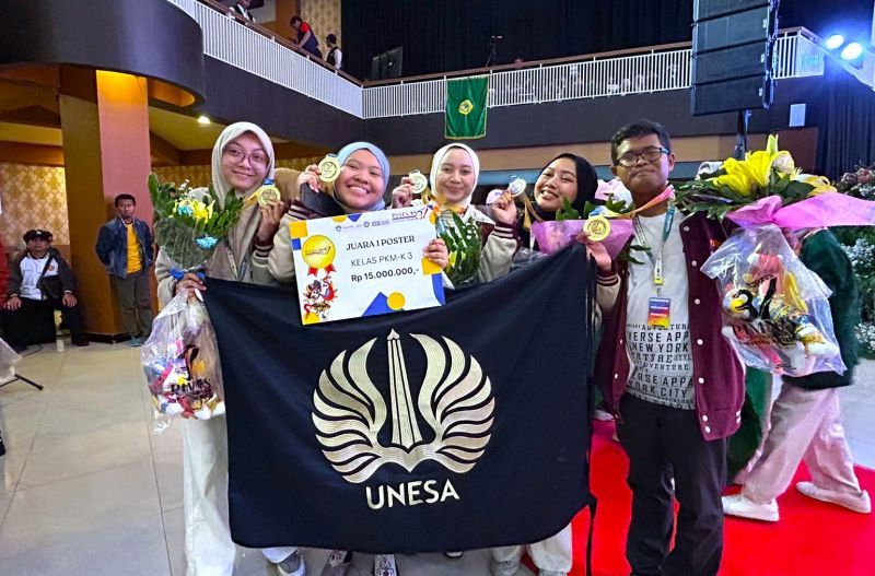 BIKIN BANGGA: Tim Ecobites memamerkan medali dan piagam penghargaan pada malam anugerah Pimnas ke 37 di Unair.