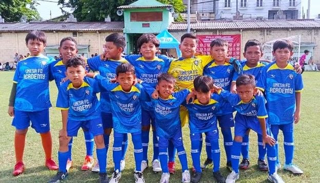 Skuad UNESA FC Academy siap menjajaki kompetisi untuk meningkatkan kapasitas dan kepercayaa diri pemain.