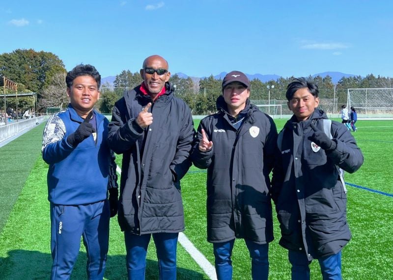 Mahasiswa Unesa, Mohammad Teuku Raya Adriano, dan Ayub Baharuddin bersama Coach Satoru Mochizuki, Pelatih Timnas Sepak Bola Putri atau Wanita Indonesia.