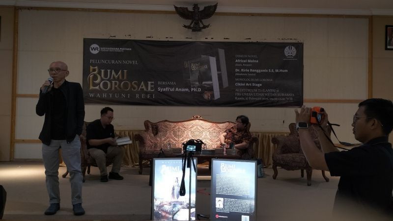 Forum diskusi dan peluncuran novel �Bumi Lorosae� yang dihadiri peserta dari berbagai kalangan.