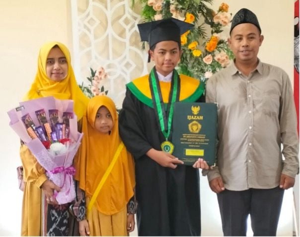Berkat kegigihan, kedisipilinan, dan kepatuhannya, Robith Najachil Umam berhasil masuk FK Unesa jalur SNBP 2025. Dia punya tekad yang kuat, dan ingin membanggakan kedua orang tuanya.
