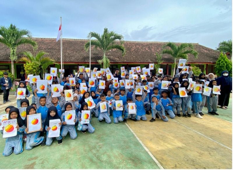 Siswa menunjukkan hasil kegiatan menggambar dan mewarnai bersama tim BKM UKKI Unesa.