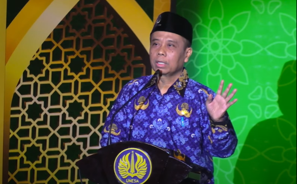 Wakil Rektor I UNESA, Madlazim menyampaikan sambutan dan harapannya dalam pengajian tersebut.