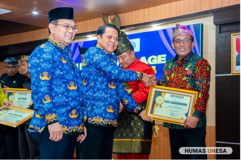 Wakil Rektor III UNESA didampingi Kepala LPPM menyerahkan piagam penghargaan kepada Desa Sumberkerang, Probolinggo, Jatim, finalis yang menjadi juara pertama UNESA Village Award 2024.